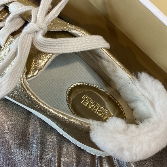 Micheal Kors gold size 6 “poppy” lace up. Metallic leather uppers. Worn once. - Picture 3 of 7